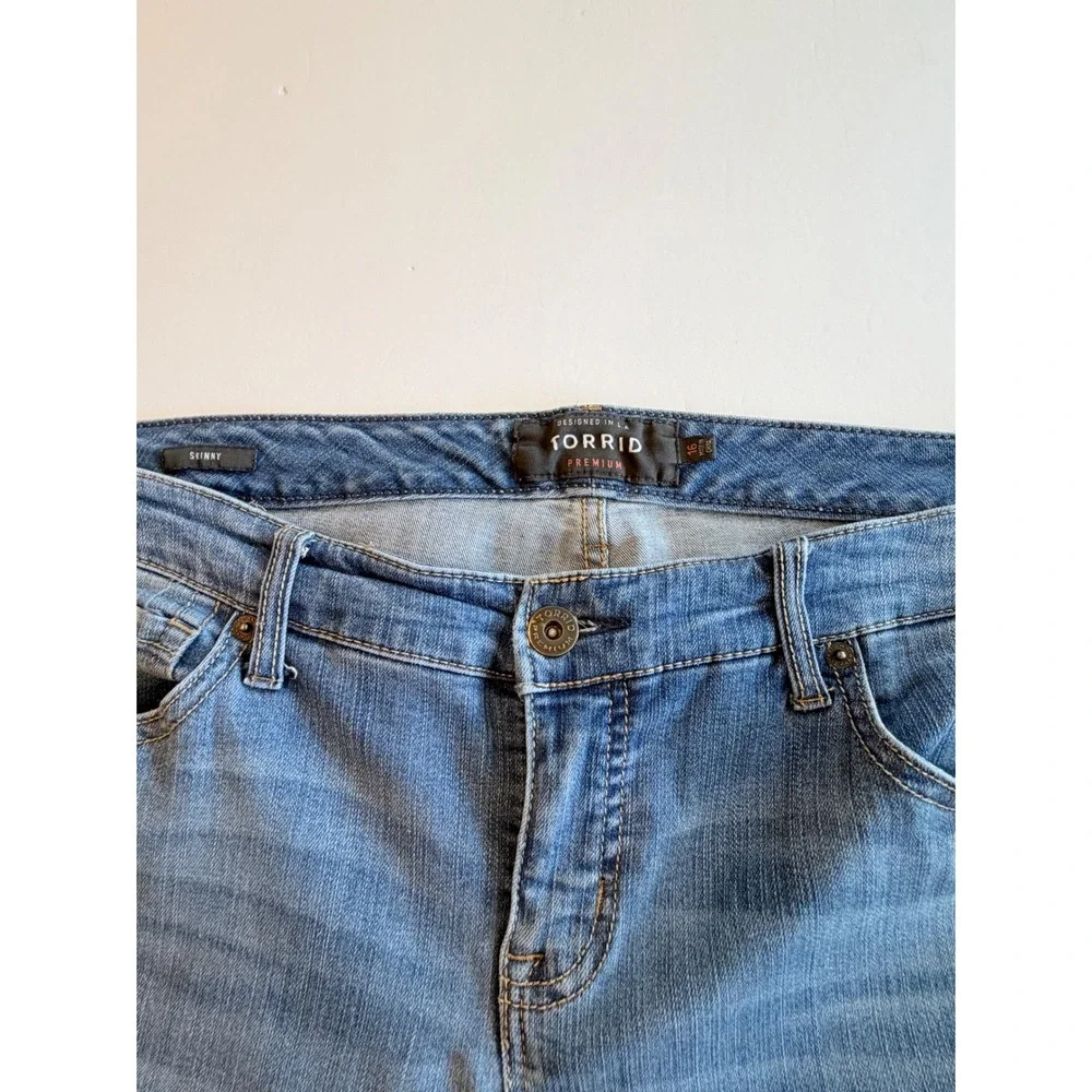 Torrid Premium Skinny Capri Womens 16 Medium Wash Frayed Raw Hem Mid Rise Blue - Picture 5 of 6
